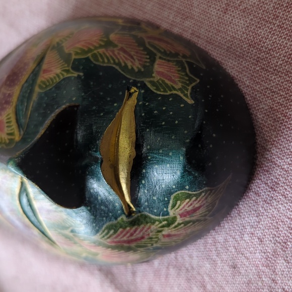 “Hand-Carved Balinese Batik Wooden Wall Mask – Indonesia – 6”” - Picture 5 of 6